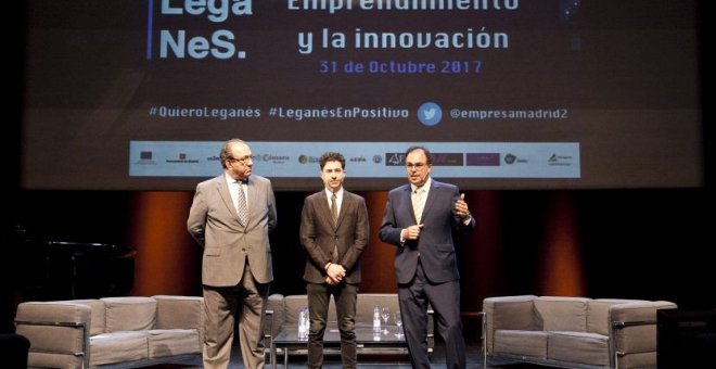 De izquierda a derecha: el presidente de la Unión Empresarial de Leganés (UNELE), Augusto Fuentes; el concejal de Desarrollo Local y Empleo de Leganés, Rubén Bejarano; y el alcalde de Leganés, Santiago Llorente, en la clausura del Congreso ’People & Busin