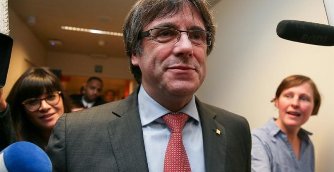 El expresidente de la Generalitat y candidato de Junts per Catalunya, Carles Puigdemont, llega al centro de Convenciones de Bruselas para seguir los resultados de las elecciones regionales catalanas, en la capital belga.EFE/ Stephanie Lecocq