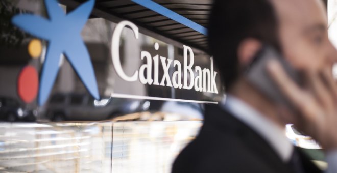 El logo de Caixabank en una de sus oficinas.