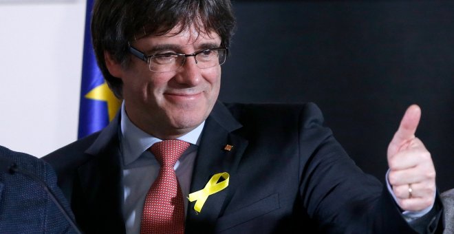 El president cesado Carles Puigdemont, número uno de la lista de Junts per catalunya, saluda a sus seguidores en Bruselas que celebran los resultados de las elecciones del 21-D.. REUTERS/Francois Lenoir