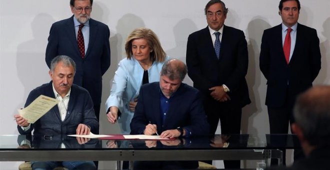 Los secretarios generales de CCOO y UGT, Unai Sordo (d) y Pepe Álvarez (i), en presencia del presidente del Gobierno, Mariano Rajoy; la ministra de Empleo y Seguridad Social, Fátima Báñez, y el presidente de la CEOE, Juan Rosell (d), durante la firma del