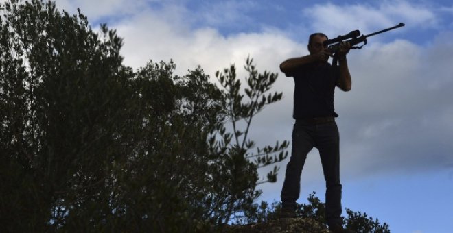 Un cazador en la Sierra Morena cordobesa. EFE/Rafael Alcaide