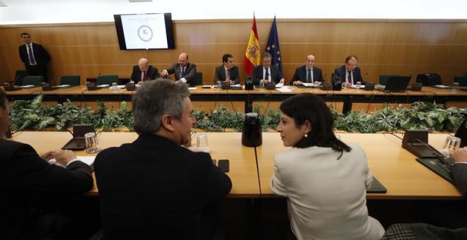 El ministro del Interior, Juan Ignacio Zoido, tercero por la derecha, preside  la reunión del pacto antiyihadista con la diputada del PSOE, Adriana Lastra, en primer término. | JAVIER LIZÓN (EFE)