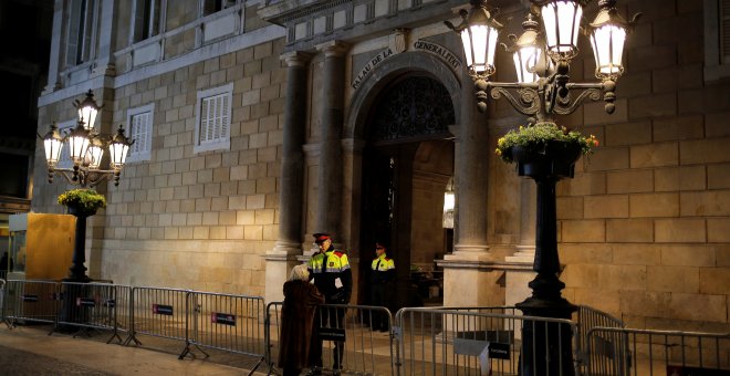 Dos agentes de los Mossos d'Esquadra hacen guardia en la entrada del Palau de la Generalitat, en Bacelona. REUTERS/Jon Nazca