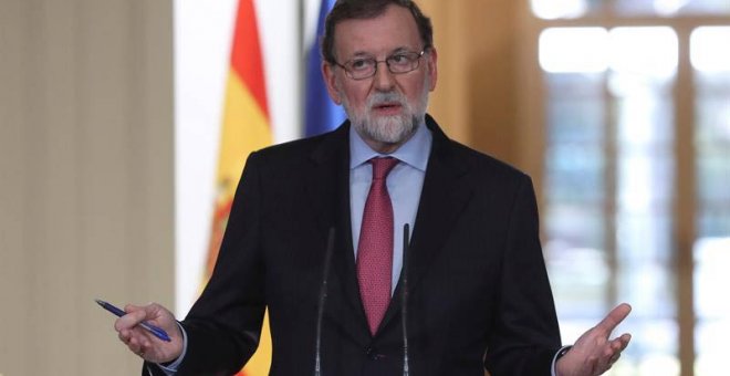 Rajoy durante su intervención en Moncloa para hacer balance del año 2017. | BALLESTEROS (EFE)