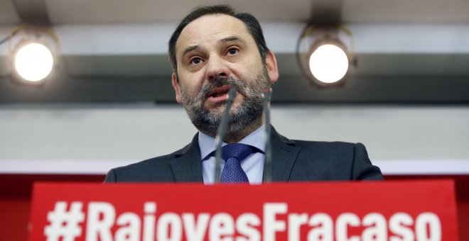 El secretario de Organización del PSOE, José Luis Ábalos, durante la rueda de prensa ofrecida en la sede del partido, en Madrid, para hacer balance del año 2017. EFE/Javier Lizón