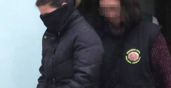 Agentes de la UCO, de la Guardia Civil, en el cuartel de Padrón, trasladan detenida a la mujer del 'Chicle'./EFE