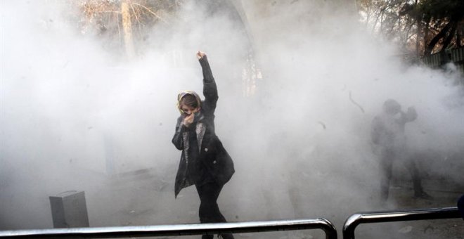 Protestas de los estudiantes iraníes contra las políticas económicas del Gobierno.- EFE/EPA/STR