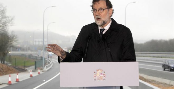 El presidente del Gobierno, Mariano Rajoy durante su discurso en la puesta en servicio de la ampliación de capacidad de la AP-9, de un tramo que recorre Santiago de Compostela. EFE/Lavandeira jr