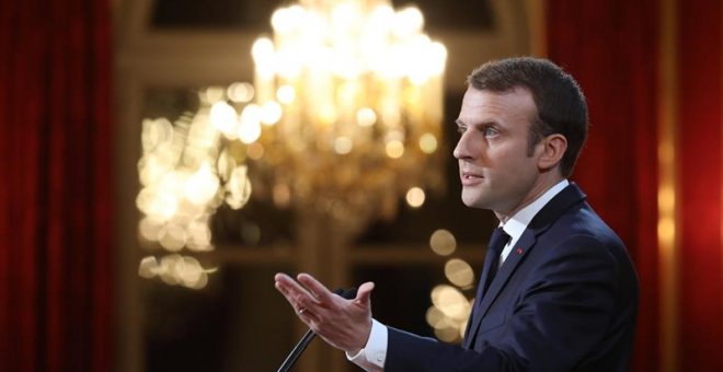 El presidente francés, Emmanuel Macron, pronuncia el discurso de felicitación de Año Nuevo en el Palacio del Eliseo, en París (Francia). EFE/Ludovic Marin