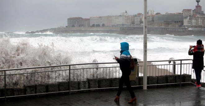 Las olas rompen hoy contra la costa de la ciudad de A Coruña./EFE