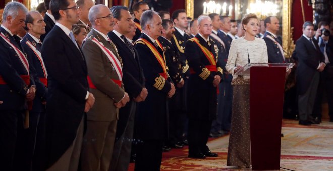 La ministra de Defensa, María Dolores de Cospedal (d), durante su discurso en la celebración hoy de la Pascua Militar en el Palacio Real, que es el primero de los actos con los que se va a homenajear a los Reyes eméritos, Juan Carlos y Sofía, por sus aniv