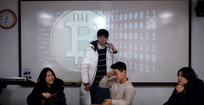 Varios estudiantes de un club de estudio de las criptomonedas en la Universidad de Seúl (Corea del Sur). REUTERS/Kim Hong-Ji