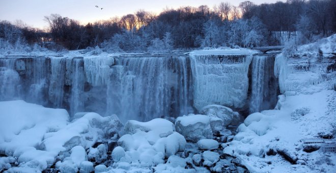 Una imagen de las cataratas del Niágara congeladas a consecuencia de la ola de frío en EEUU. REUTERS