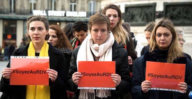 Caroline de Haas y otras feministas protestan en París contra las violaciones a mujeres el pasado noviembre. ALAIN JOCARD / AFP