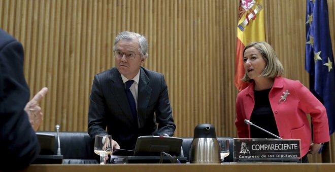 El presidente de la CNMV, Sebastián Albella, junto a la presidenta de la Comisión, Ana Oramas, momentos antes de comparecer en la Comisión de investigación de la crisis financiera y rescate bancario, en el Congreso de los Diputados de Madrid. EFE/ Ballest