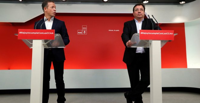 El secretario regional del PSOE, Guillermo Fernández Vara, y el portavoz socialista en el Senado, Ander Gil, durante la rueda de prensa posterior a la reunión de la Permanente de la Ejecutiva Federal del partido celebrada en Ferraz. EFE/ Fernando Alvarado