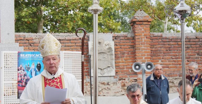 El obispo auxiliar de la archidiócesis de Madrid, Juan Antonio Martínez Camino, oficia la misa en honor a los mártires.-  ACCIÓN JUVENIL ESPAÑOLA