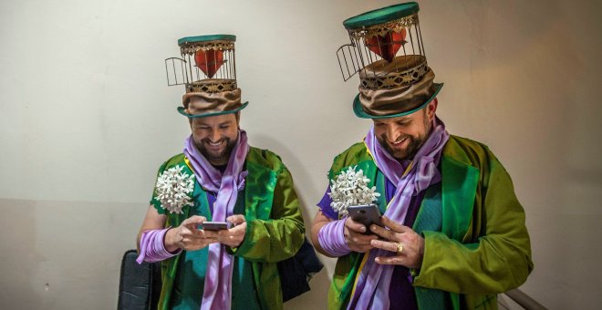 Dos integrantes de la comparsa "Los Vivelavida" antes de participar en el Concurso Oficial de Agrupaciones Carnavalescas (COAC), en el Gran Teatro Falla de Cádiz. EFE/Román Ríos