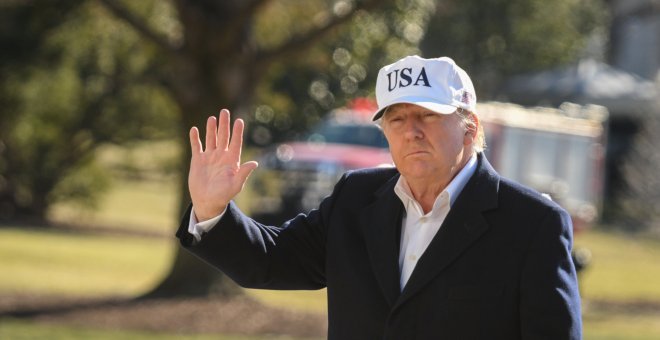 El presidente de EUU, Donald Trump, en los jardines de la Casa Blanca, tras un regreso de la residencia de Camp David. REUTERS/Mary F. Calvert