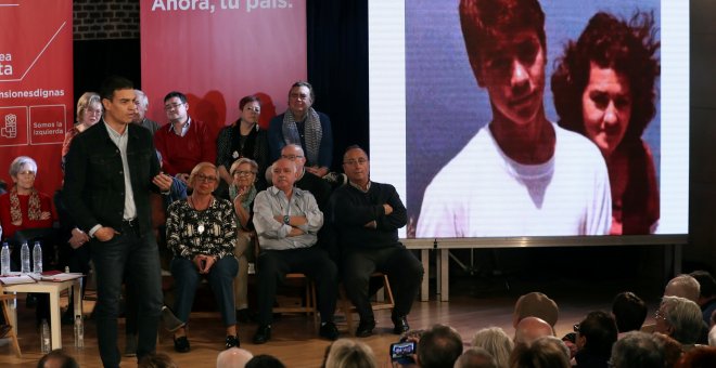 El secretario general del PSOE, Pedro Sánchez, muestra en la pantalla una foto suya de adolescente en la segunda Asamblea Abierta a la ciudadanía, en Madrid. EFE/J.J.Guillen