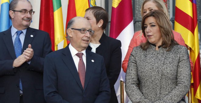 El ministro de Hacienda, Cristóbal Montoro, junto a la presidenta andaluza, Susana Díaz, el aragonés Javier Lambán, la navarra Uxue Barcos, y la madrileña Cristina Cifuentes, en la última Conferencia de Presidentes, en el Senado. EFE