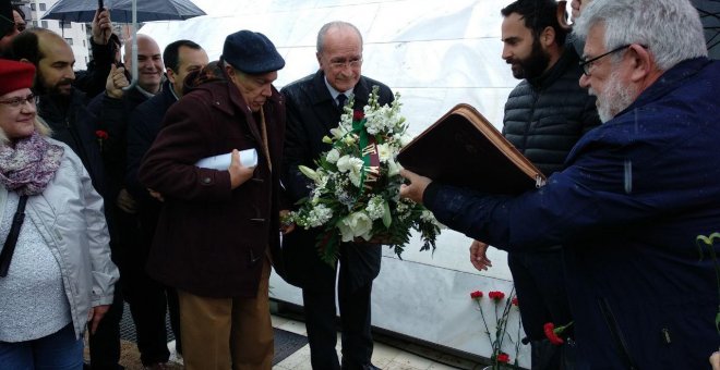 El alcalde de Málaga, Francisco de la Torre, desposita un ramo de flores en el monumento de la pirámide que preside el cementerio de San Rafael en honor a todas las víctimas de la Guerra Civil.