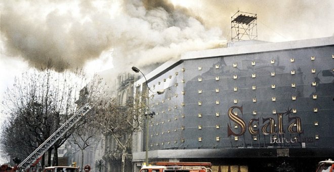 Los bomberos de Barcelona sofocando el fuego en la sala de fiestas Scala, en enero de 1978.