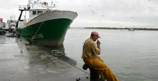 Imagen de un barco de pesca de arrastre en el puerto de Punta Umbría. EFE