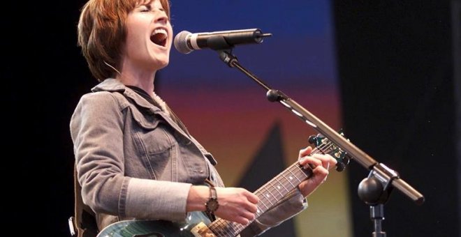 Imagen de archivo de la cantante del grupo musical The Cranberries, Dolores O'Riordan, durante una actuación en el festival 'Out in the green' in Frauenfeld, Suiza, el 9 de julio de 2000. La cantante irlandesa ha fallecido hoy, 15 de enero de 2018, a los