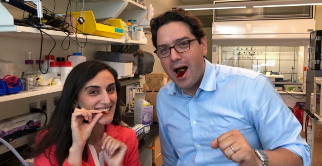 Canan Dagdeviren y Giovanni Traverso muestran en su laboratorio del MIT los sensores flexibles tragables para vigilar los movimientos intestinales. MIT