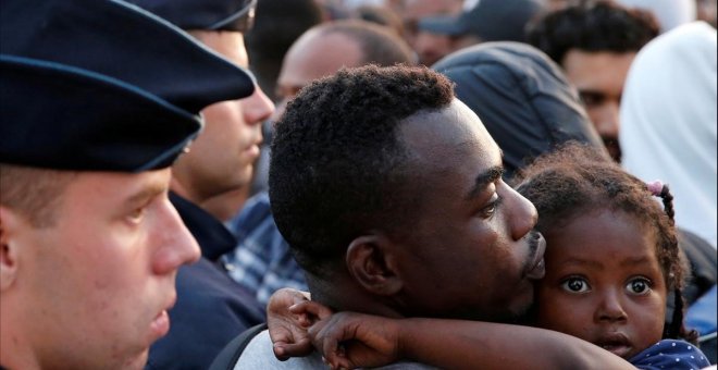 La policía francesa desaloja a unos inmigrantes de la calle en Porte de la Chapelle, en el norte de París, en julio del 2017. REUTERS/PASCAL ROSSIGNOL