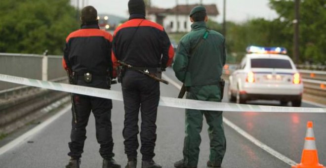 Agentes de la Ertzaintza y la Guardia Civil, en una carretera vasca. EFE/ D.Aguilar