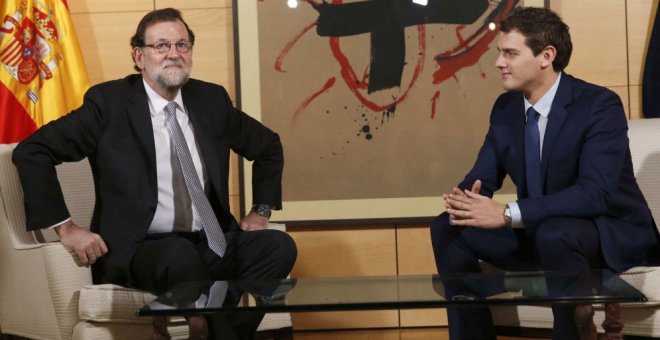 El presidente del Gobierno, Mariano Rajoy, y el líder de Ciudadanos, Albert Rivera, en una de sus reuniones. Archivo REUTERS