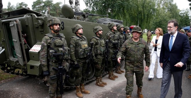 El presidente del Gobierno, Mariano Rajoy, junto a la ministra de Defensa, María Dolores de Cospedal, visita a las tropas españolas desplegadas frente a la frontera rusa en Letonia. Moncloa / Diego Crespo