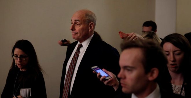 John Kelly, jefe de Gabinete de Trump, habla con los periodistas en el Capitolio. | AARON BERNSTEIN (EFE)