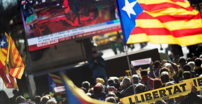 Centenares de personas siguen en directo desde la pantalla gigante que la ANC ha instalado en las inmediaciones del Parlament, la sesión constitutiva de la cámara catalana. /EFE