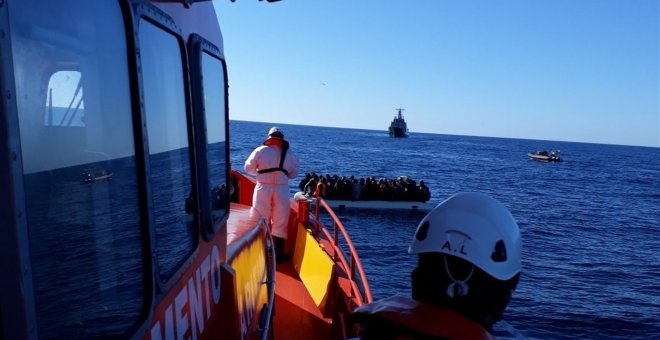 Una patrullera de Salvamento Marítimo durante el rescate de los ocupantes de una patera. EUROPA PRESS