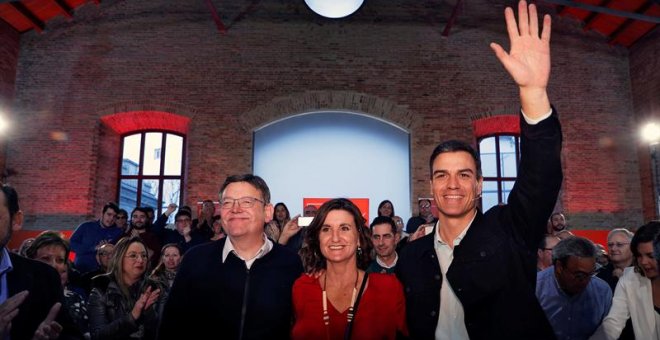 Pedro Sánchez junto a Ximo Puig y la presidenta provincial del PSPV Mercedes Caballero, en la asamblea de simpatizantes / EFE-Manuel Bruque