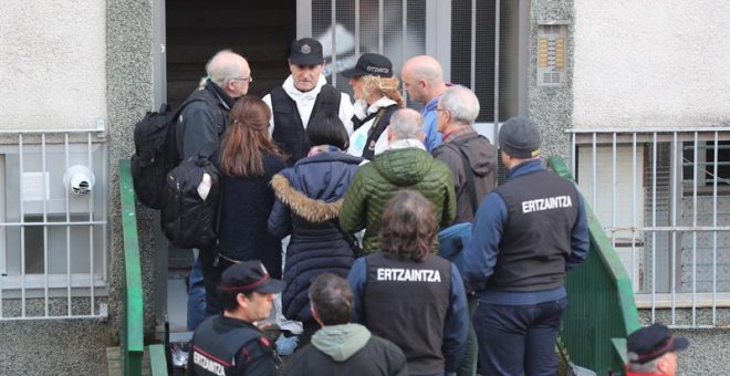 La Ertzaintza a las puertas del domicilio donde vivían los ancianos / EFE/Luis Tejido