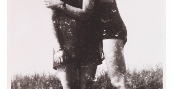 Beso entre Elisabeth Wust y Felice Schragenheim en un viaje al río Havel, Berlin (Jens Ziehe. Museo Judío de Berlín)