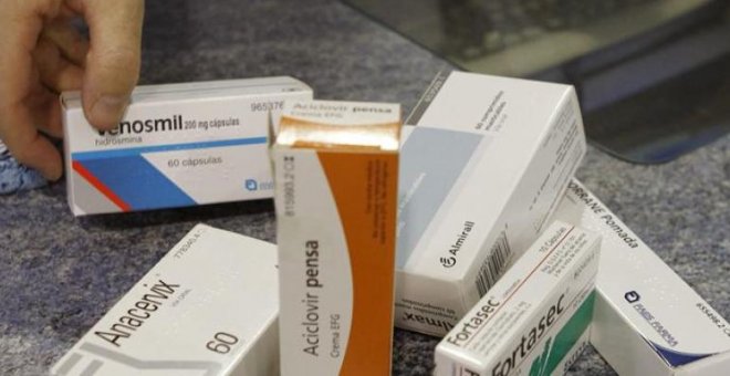 El Gobierno sacó en 2012 más de trescientos fármacos del sistema nacional de salud. EFE