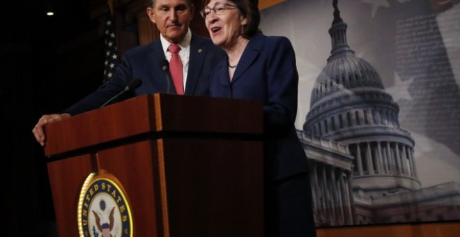 La senadora Susan Collins y Joe Manchin en Capitol Hill, Washington. REUTERS