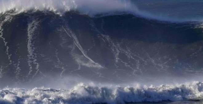 Hugo Vau surfea una ola de 35 metros en Nazaré. / EP