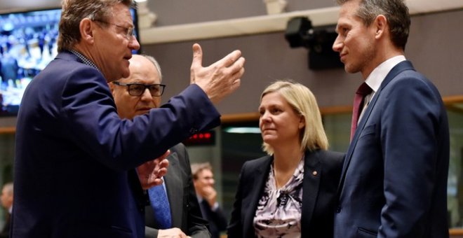 El ministro de Finanzas de Bélgica, Johan Van Overtveldt, conversa con el de Malta, Edward Scicluna, la ministra de  de Suecia, Magdalena Andersson y el de Dinamarca, Kristian Jensen, durante una reunión de ministros de Finanzas de la Unión Europea en Bru