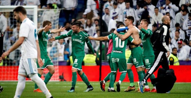 Los jugadores del Leganés celebran su pase a las semifinales de la Copa del Rey tras derrotar al Real Madrid en el encuentro que han disputado esta noche en el estadio Santiago Bernabéu, en Madrid. EFE /Juanjo Martín.