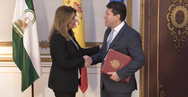 La presidenta de la Junta de Andalucía, Susana Díaz, saluda al ministro principal de Gibraltar, Fabián Picardo.