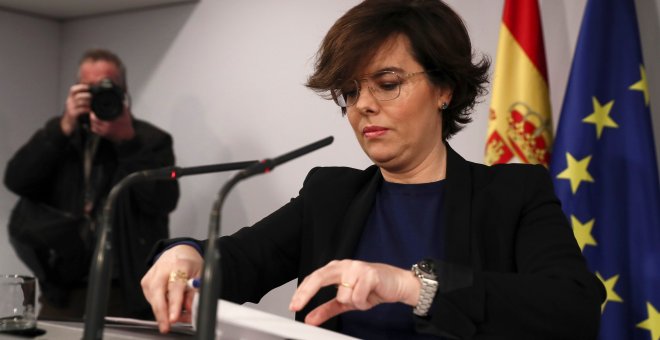 La vicepresidenta del Gobierno, Soraya Sáenz de Santamaría,poco antes de su comparecencia en el Palacio de La Moncloa en la que ha anunciado que el Ejecutivo recurrirá ante el Tribunal Constitucional la decisión del presidente del Parlament, Roger Torrent