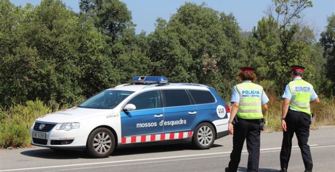 Fotografía de archivo de dos agentes de los Mossos. - EUROPA PRESS