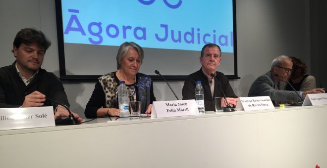 Membres de la Comissió Executiva de la nova associació de jutges Àgora Judicial, en la presentació de l'entitat, aquest dijous a Barcelona. / Carles Bellsolà.